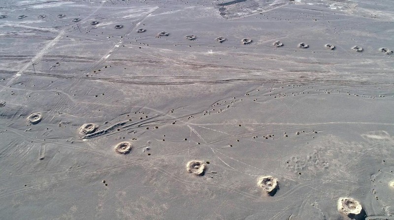 Foto udara menunjukkan lubang-lubang sumur karez terletak di bagian selatan kaki pegunungan Tianshan, China. (Future Publishing via Getty Images)
