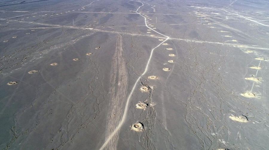 Foto udara menunjukkan lubang-lubang sumur karez terletak di bagian selatan kaki pegunungan Tianshan, China. (Future Publishing via Getty Images)