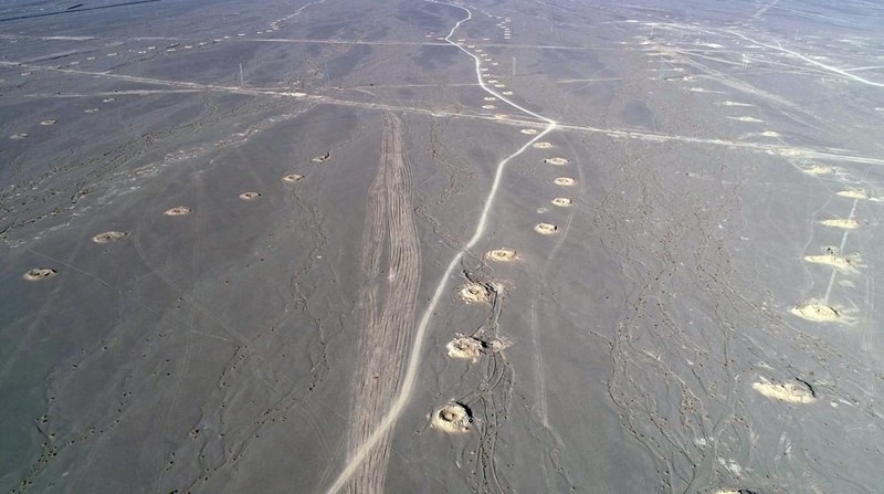 Foto udara menunjukkan lubang-lubang sumur karez terletak di bagian selatan kaki pegunungan Tianshan, China. (Future Publishing via Getty Images)