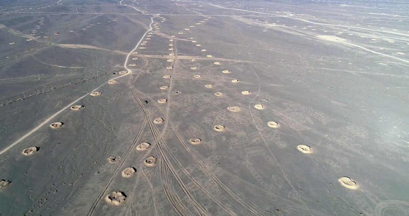 Foto udara menunjukkan lubang-lubang sumur karez terletak di bagian selatan kaki pegunungan Tianshan, China. (Future Publishing via Getty Images) Foto udara menunjukkan lubang-lubang sumur karez terletak di bagian selatan kaki pegunungan Tianshan, China. (Future Publishing via Getty Images)