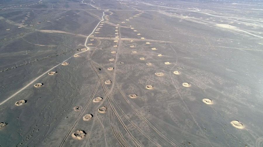 Foto udara menunjukkan lubang-lubang sumur karez terletak di bagian selatan kaki pegunungan Tianshan, China. (Future Publishing via Getty Images)