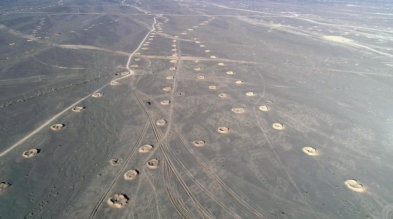 Foto udara menunjukkan lubang-lubang sumur karez terletak di bagian selatan kaki pegunungan Tianshan, China. (Future Publishing via Getty Images)