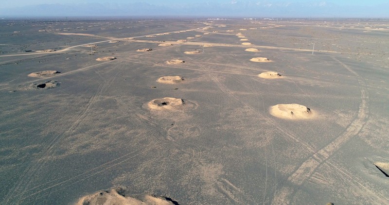Foto udara menunjukkan lubang-lubang sumur karez terletak di bagian selatan kaki pegunungan Tianshan, China. (Future Publishing via Getty Images) Foto udara menunjukkan lubang-lubang sumur karez terletak di bagian selatan kaki pegunungan Tianshan, China. (Future Publishing via Getty Images)