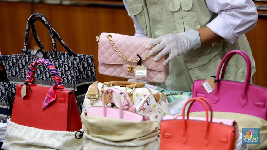 Ketua KPK Firli Bahuri mengungkapkan bahwa dari hasil penyelidikan KPK ditemukan alat bukti yang cukup dan KPK terus kerja keras untuk mengumpulkan bukti-bukti dalam rangka mengungkapkan keterangan peristiwa pidana tersebut. (CNBC Indonesia/Muhammad Sabki)