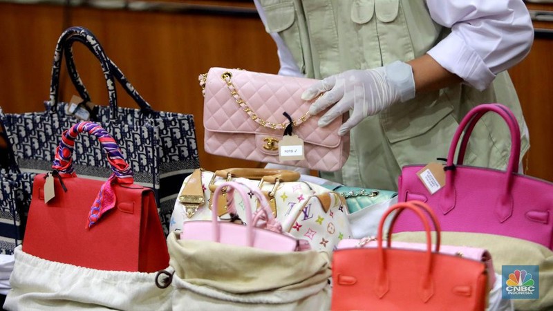 Ketua KPK Firli Bahuri mengungkapkan bahwa dari hasil penyelidikan KPK ditemukan alat bukti yang cukup dan KPK terus kerja keras untuk mengumpulkan bukti-bukti dalam rangka mengungkapkan keterangan peristiwa pidana tersebut. (CNBC Indonesia/Muhammad Sabki)