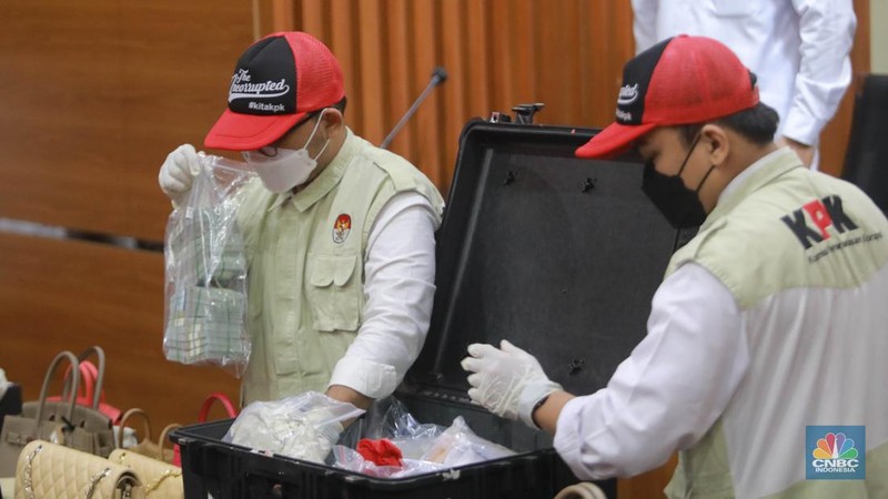 Ketua KPK Firli Bahuri mengungkapkan bahwa dari hasil penyelidikan KPK ditemukan alat bukti yang cukup dan KPK terus kerja keras untuk mengumpulkan bukti-bukti dalam rangka mengungkapkan keterangan peristiwa pidana tersebut. (CNBC Indonesia/Muhammad Sabki)