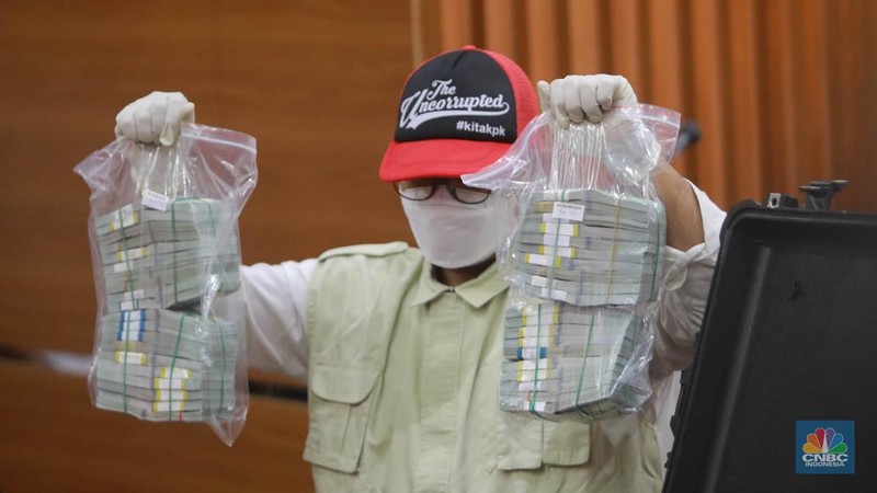 Ketua KPK Firli Bahuri mengungkapkan bahwa dari hasil penyelidikan KPK ditemukan alat bukti yang cukup dan KPK terus kerja keras untuk mengumpulkan bukti-bukti dalam rangka mengungkapkan keterangan peristiwa pidana tersebut. (CNBC Indonesia/Muhammad Sabki)