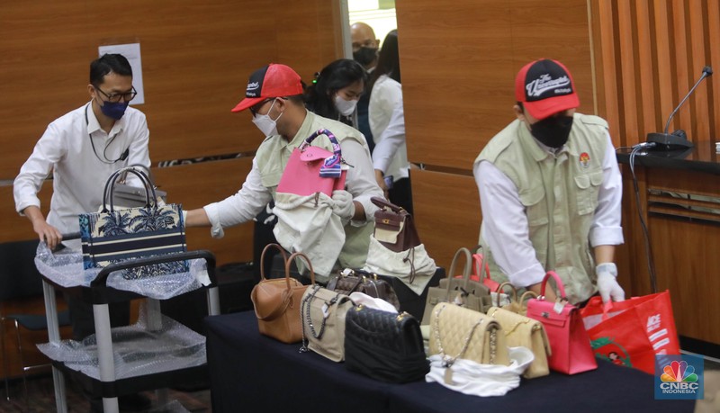 Ketua KPK Firli Bahuri mengungkapkan bahwa dari hasil penyelidikan KPK ditemukan alat bukti yang cukup dan KPK terus kerja keras untuk mengumpulkan bukti-bukti dalam rangka mengungkapkan keterangan peristiwa pidana tersebut. Ketua KPK Firli Bahuri mengungkapkan bahwa dari hasil penyelidikan KPK ditemukan alat bukti yang cukup dan KPK terus kerja keras untuk mengumpulkan bukti-bukti dalam rangka mengungkapkan keterangan peristiwa pidana tersebut. (CNBC Indonesia/Muhammad Sabki)