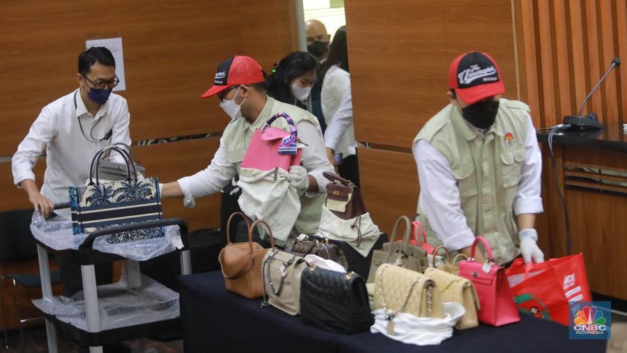 Ketua KPK Firli Bahuri mengungkapkan bahwa dari hasil penyelidikan KPK ditemukan alat bukti yang cukup dan KPK terus kerja keras untuk mengumpulkan bukti-bukti dalam rangka mengungkapkan keterangan peristiwa pidana tersebut. (CNBC Indonesia/Muhammad Sabki)