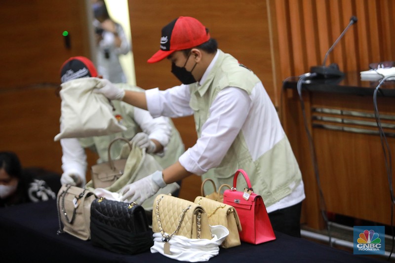 Ketua KPK Firli Bahuri mengungkapkan bahwa dari hasil penyelidikan KPK ditemukan alat bukti yang cukup dan KPK terus kerja keras untuk mengumpulkan bukti-bukti dalam rangka mengungkapkan keterangan peristiwa pidana tersebut. (CNBC Indonesia/Muhammad Sabki)