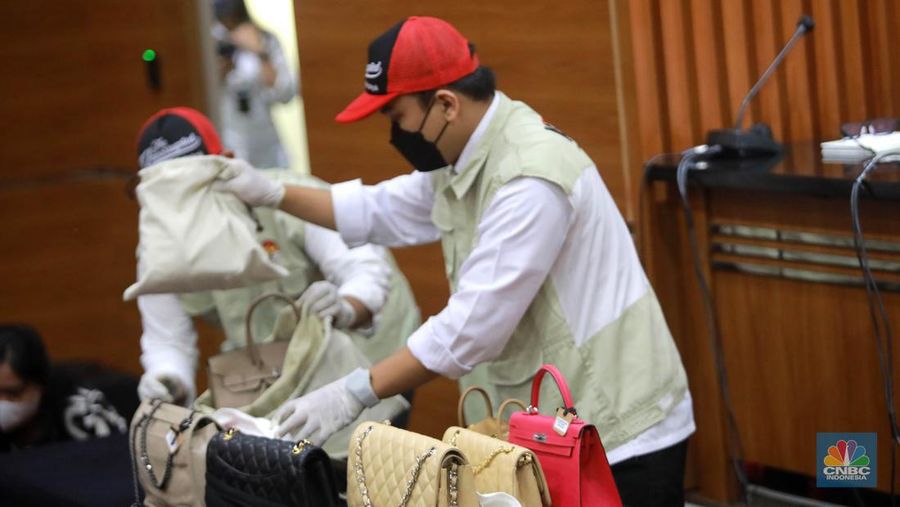 Ketua KPK Firli Bahuri mengungkapkan bahwa dari hasil penyelidikan KPK ditemukan alat bukti yang cukup dan KPK terus kerja keras untuk mengumpulkan bukti-bukti dalam rangka mengungkapkan keterangan peristiwa pidana tersebut. (CNBC Indonesia/Muhammad Sabki)