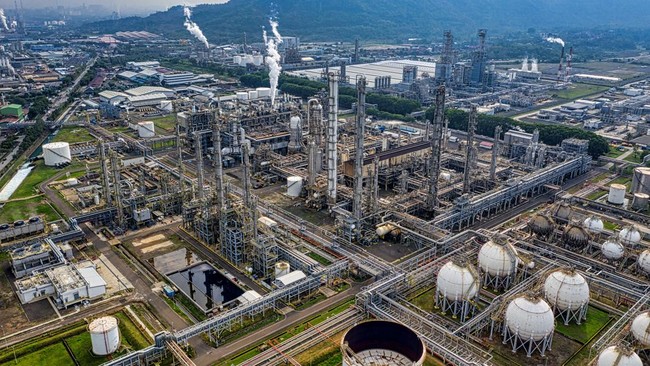 Harga Minyak Mendidih, Siapa Emiten RI yang Paling Pesta Pora?