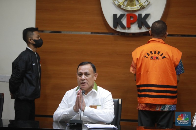 Mantan pejabat Ditjen Pajak Kementerian Keuangan (Kemenkeu) Rafael Alun Trisambodo, yang merupakan tersangka kasus dugaan gratifikasi menggunakan rompi orange di tunjukkan KPK saat memberi keterangan pers, di Gedung KPK, Jakarta, Senin, (3/4). (CNBC Indonesia/Muhammad Sabki)