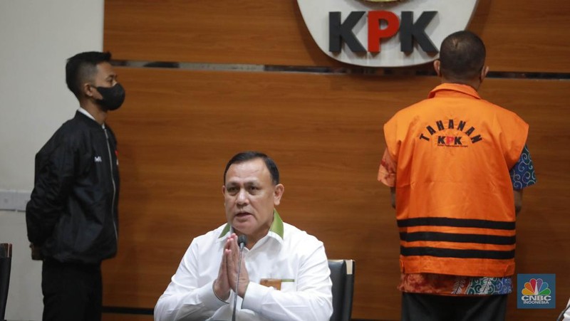 Mantan pejabat Ditjen Pajak Kementerian Keuangan (Kemenkeu) Rafael Alun Trisambodo, yang merupakan tersangka kasus dugaan gratifikasi menggunakan rompi orange di tunjukkan KPK saat memberi keterangan pers, di Gedung KPK, Jakarta, Senin, (3/4). (CNBC Indonesia/Muhammad Sabki)