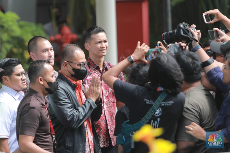 Mantan pejabat Ditjen Pajak Kementerian Keuangan (Kemenkeu) Rafael Alun Trisambodo saat tiba di KPK, Senin, 3/4. Rafael akan diperiksa sebagai tersangka kasus dugaan gratifikasi. (CNBC Indonesia/Muhammad Sabki) Mantan pejabat Ditjen Pajak Kementerian Keuangan (Kemenkeu) Rafael Alun Trisambodo saat tiba di KPK, Senin, 3/4. Rafael akan diperiksa sebagai tersangka kasus dugaan gratifikasi. (CNBC Indonesia/Muhammad Sabki)