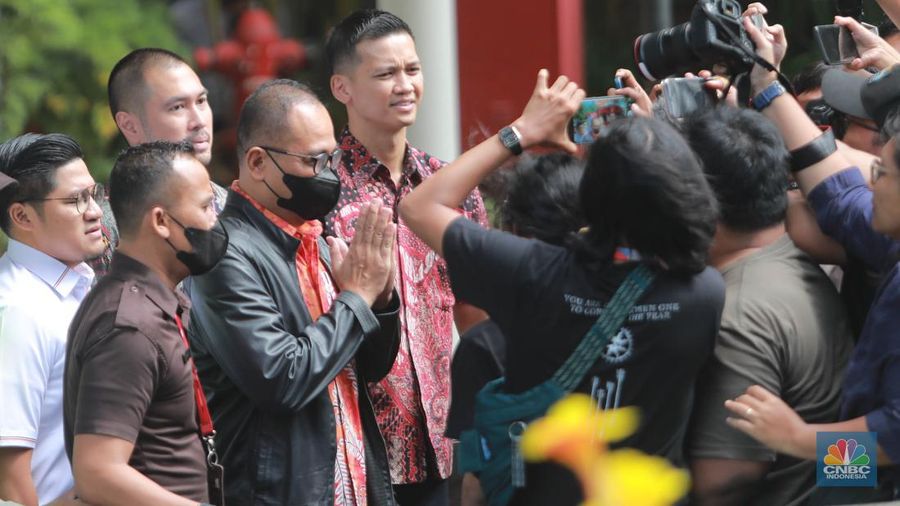 Mantan pejabat Ditjen Pajak Kementerian Keuangan (Kemenkeu) Rafael Alun Trisambodo saat tiba di KPK, Senin, 3/4. Rafael akan diperiksa sebagai tersangka kasus dugaan gratifikasi. (CNBC Indonesia/Muhammad Sabki)