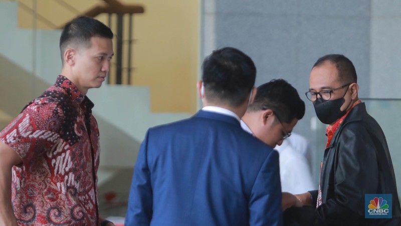 Mantan pejabat Ditjen Pajak Kementerian Keuangan (Kemenkeu) Rafael Alun Trisambodo saat tiba di KPK, Senin, 3/4. Rafael akan diperiksa sebagai tersangka kasus dugaan gratifikasi. (CNBC Indonesia/Muhammad Sabki) Mantan pejabat Ditjen Pajak Kementerian Keuangan (Kemenkeu) Rafael Alun Trisambodo saat tiba di KPK, Senin, 3/4. Rafael akan diperiksa sebagai tersangka kasus dugaan gratifikasi. (CNBC Indonesia/Muhammad Sabki)