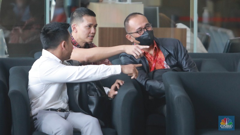 Mantan pejabat Ditjen Pajak Kementerian Keuangan (Kemenkeu) Rafael Alun Trisambodo saat tiba di KPK, Senin, 3/4. Rafael akan diperiksa sebagai tersangka kasus dugaan gratifikasi. (CNBC Indonesia/Muhammad Sabki) Mantan pejabat Ditjen Pajak Kementerian Keuangan (Kemenkeu) Rafael Alun Trisambodo saat tiba di KPK, Senin, 3/4. Rafael akan diperiksa sebagai tersangka kasus dugaan gratifikasi. (CNBC Indonesia/Muhammad Sabki)