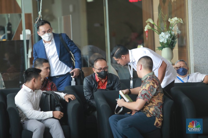 Mantan pejabat Ditjen Pajak Kementerian Keuangan (Kemenkeu) Rafael Alun Trisambodo saat tiba di KPK, Senin, 3/4. Rafael akan diperiksa sebagai tersangka kasus dugaan gratifikasi. (CNBC Indonesia/Muhammad Sabki) Mantan pejabat Ditjen Pajak Kementerian Keuangan (Kemenkeu) Rafael Alun Trisambodo saat tiba di KPK, Senin, 3/4. Rafael akan diperiksa sebagai tersangka kasus dugaan gratifikasi. (CNBC Indonesia/Muhammad Sabki)