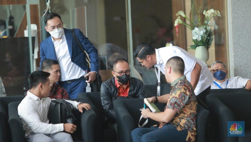 Mantan pejabat Ditjen Pajak Kementerian Keuangan (Kemenkeu) Rafael Alun Trisambodo saat tiba di KPK, Senin, 3/4. Rafael akan diperiksa sebagai tersangka kasus dugaan gratifikasi. (CNBC Indonesia/Muhammad Sabki)