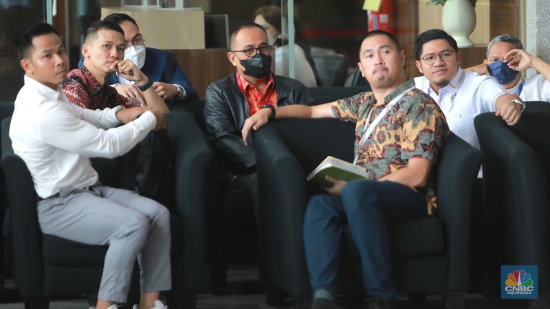 Mantan pejabat Ditjen Pajak Kementerian Keuangan (Kemenkeu) Rafael Alun Trisambodo saat tiba di KPK, Senin, 3/4. Rafael akan diperiksa sebagai tersangka kasus dugaan gratifikasi. (CNBC Indonesia/Muhammad Sabki) Mantan pejabat Ditjen Pajak Kementerian Keuangan (Kemenkeu) Rafael Alun Trisambodo saat tiba di KPK, Senin, 3/4. Rafael akan diperiksa sebagai tersangka kasus dugaan gratifikasi. (CNBC Indonesia/Muhammad Sabki)