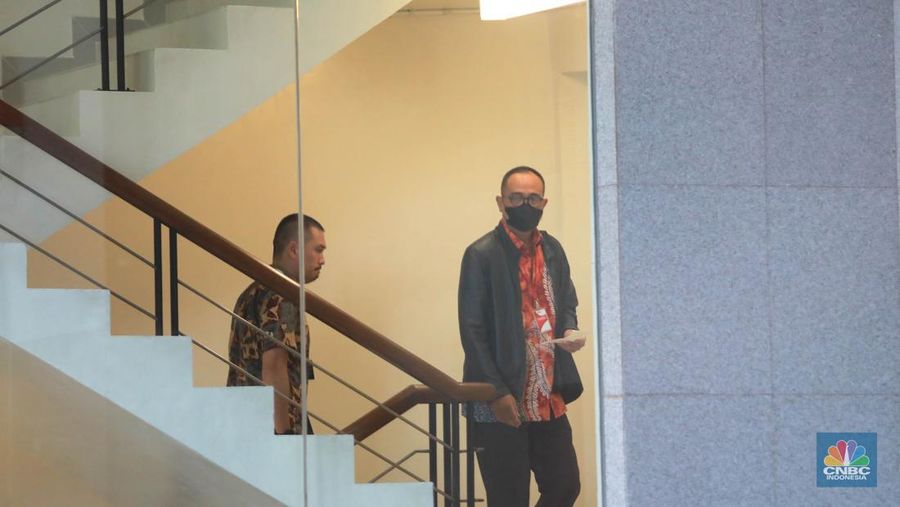 Mantan pejabat Ditjen Pajak Kementerian Keuangan (Kemenkeu) Rafael Alun Trisambodo saat tiba di KPK, Senin, 3/4. Rafael akan diperiksa sebagai tersangka kasus dugaan gratifikasi. (CNBC Indonesia/Muhammad Sabki)