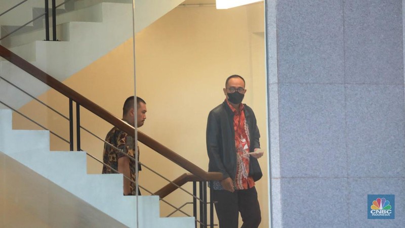 Mantan pejabat Ditjen Pajak Kementerian Keuangan (Kemenkeu) Rafael Alun Trisambodo saat tiba di KPK, Senin, 3/4. Rafael akan diperiksa sebagai tersangka kasus dugaan gratifikasi. (CNBC Indonesia/Muhammad Sabki)