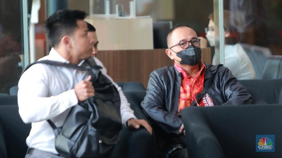 Mantan pejabat Ditjen Pajak Kementerian Keuangan (Kemenkeu) Rafael Alun Trisambodo saat tiba di KPK, Senin, 3/4. Rafael akan diperiksa sebagai tersangka kasus dugaan gratifikasi. (CNBC Indonesia/Muhammad Sabki)