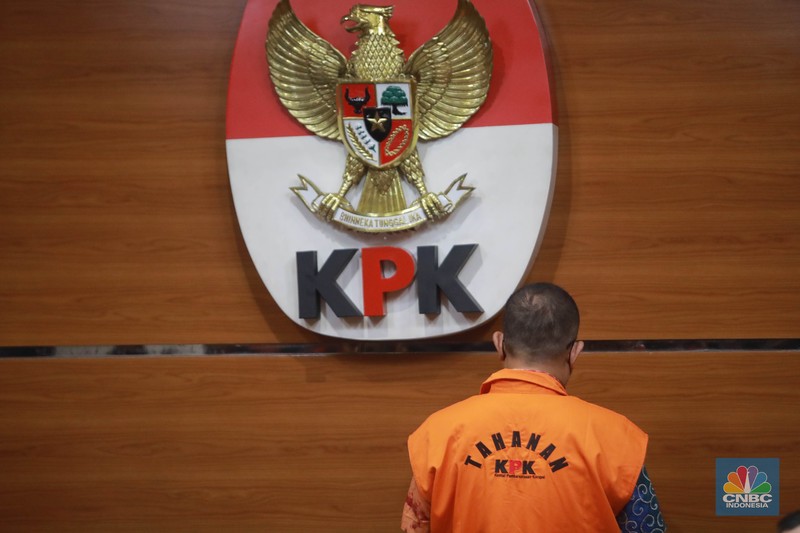 Mantan pejabat Ditjen Pajak Kementerian Keuangan (Kemenkeu) Rafael Alun Trisambodo, yang merupakan tersangka kasus dugaan gratifikasi menggunakan rompi orange di tunjukkan KPK saat memberi keterangan pers, di Gedung KPK, Jakarta, Senin, (3/4). (CNBC Indonesia/Muhammad Sabki)