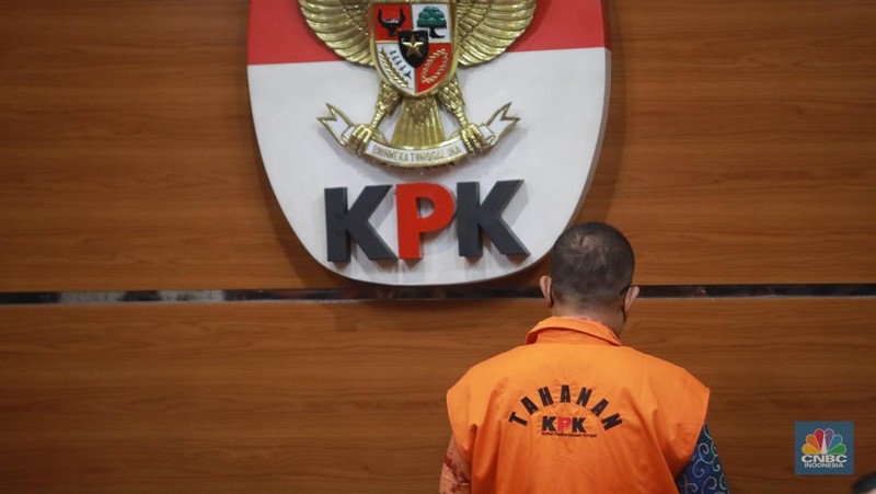 Mantan pejabat Ditjen Pajak Kementerian Keuangan (Kemenkeu) Rafael Alun Trisambodo, yang merupakan tersangka kasus dugaan gratifikasi menggunakan rompi orange di tunjukkan KPK saat memberi keterangan pers, di Gedung KPK, Jakarta, Senin, (3/4). (CNBC Indonesia/Muhammad Sabki)
