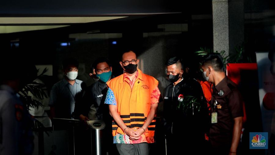 Mantan pejabat Ditjen Pajak Kementerian Keuangan (Kemenkeu) Rafael Alun Trisambodo, yang merupakan tersangka kasus dugaan gratifikasi menggunakan rompi orange di tunjukkan KPK saat memberi keterangan pers, di Gedung KPK, Jakarta, Senin, (3/4). (²©²ÊÍøÕ¾/Muhammad Sabki)