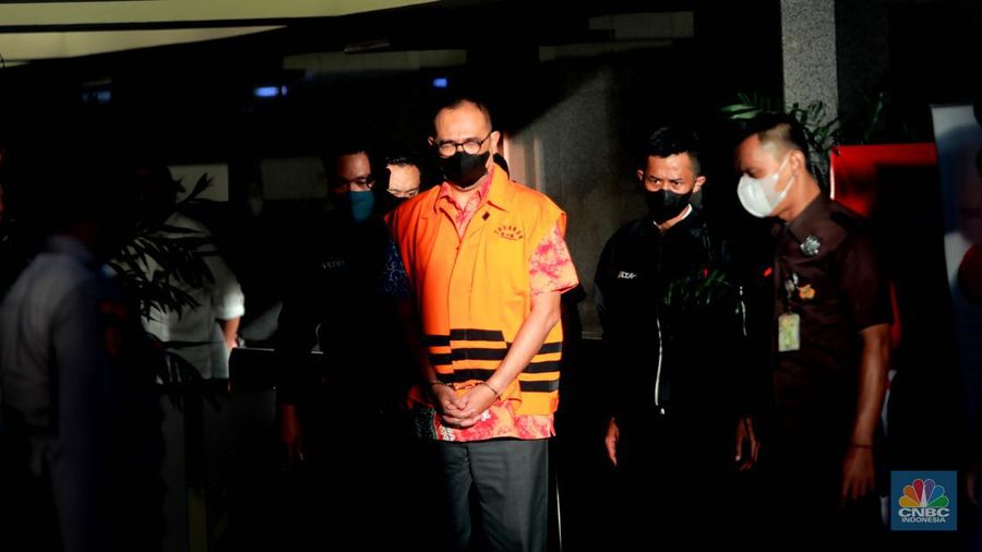 Mantan pejabat Ditjen Pajak Kementerian Keuangan (Kemenkeu) Rafael Alun Trisambodo, yang merupakan tersangka kasus dugaan gratifikasi menggunakan rompi orange di tunjukkan KPK saat memberi keterangan pers, di Gedung KPK, Jakarta, Senin, (3/4). (²©²ÊÍøÕ¾/Muhammad Sabki)