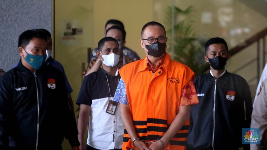 Mantan pejabat Ditjen Pajak Kementerian Keuangan (Kemenkeu) Rafael Alun Trisambodo, yang merupakan tersangka kasus dugaan gratifikasi menggunakan rompi orange di tunjukkan KPK saat memberi keterangan pers, di Gedung KPK, Jakarta, Senin, (3/4). (վ/Muhammad Sabki)