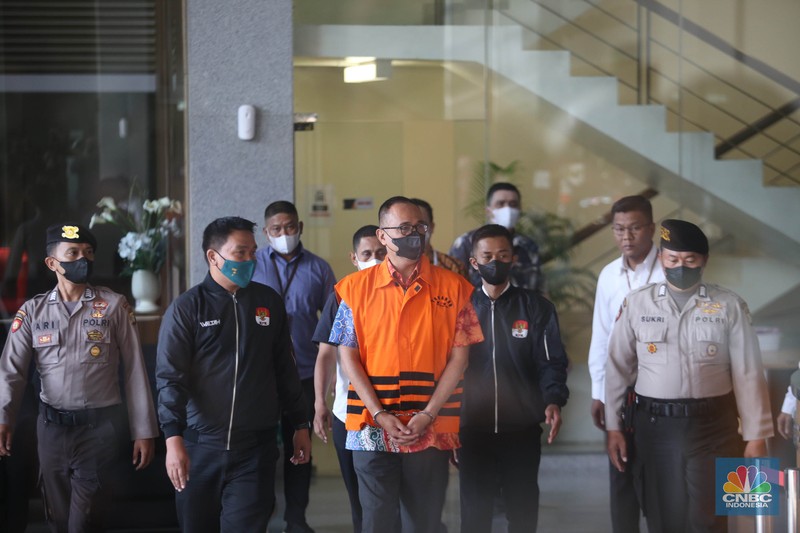Mantan pejabat Ditjen Pajak Kementerian Keuangan (Kemenkeu) Rafael Alun Trisambodo, yang merupakan tersangka kasus dugaan gratifikasi menggunakan rompi orange di tunjukkan KPK saat memberi keterangan pers, di Gedung KPK, Jakarta, Senin, (3/4). Mantan pejabat Ditjen Pajak Kementerian Keuangan (Kemenkeu) Rafael Alun Trisambodo, yang merupakan tersangka kasus dugaan gratifikasi menggunakan rompi orange di tunjukkan KPK saat memberi keterangan pers, di Gedung KPK, Jakarta, Senin, (3/4). (CNBC Indonesia/Muhammad Sabki)