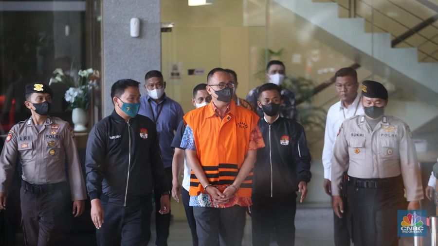 Mantan pejabat Ditjen Pajak Kementerian Keuangan (Kemenkeu) Rafael Alun Trisambodo, yang merupakan tersangka kasus dugaan gratifikasi menggunakan rompi orange di tunjukkan KPK saat memberi keterangan pers, di Gedung KPK, Jakarta, Senin, (3/4). (CNBC Indonesia/Muhammad Sabki)