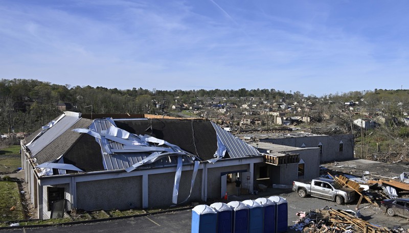 Pemandangan kerusakan saat warga membersihkan setelah tornado dahsyat di Little Rock, Arkansas, Amerika Serikat pada 1 April 2023. Gubernur Sarah Huckabee Sanders menyurvei area yang rusak. Pemandangan kerusakan saat warga membersihkan setelah tornado dahsyat di Little Rock, Arkansas, Amerika Serikat pada 1 April 2023. Gubernur Sarah Huckabee Sanders menyurvei area yang rusak. (Peter Zay/Anadolu Agency via Getty Images)