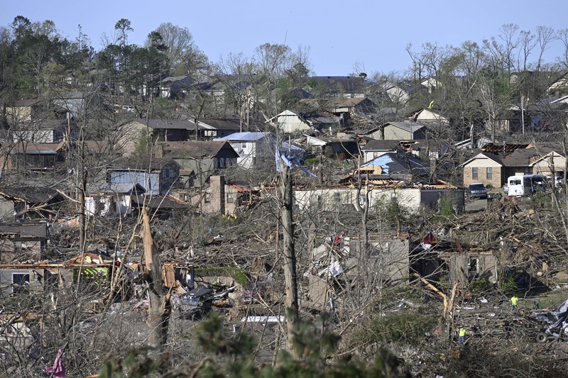 Pemandangan kerusakan saat warga membersihkan setelah tornado dahsyat di Little Rock, Arkansas, Amerika Serikat pada 1 April 2023. Gubernur Sarah Huckabee Sanders menyurvei area yang rusak. (Peter Zay/Anadolu Agency via Getty Images)