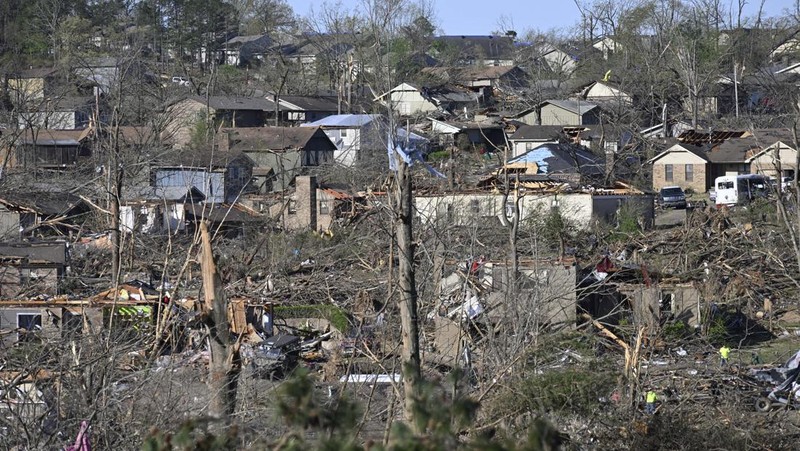 Pemandangan kerusakan saat warga membersihkan setelah tornado dahsyat di Little Rock, Arkansas, Amerika Serikat pada 1 April 2023. Gubernur Sarah Huckabee Sanders menyurvei area yang rusak. (Peter Zay/Anadolu Agency via Getty Images)