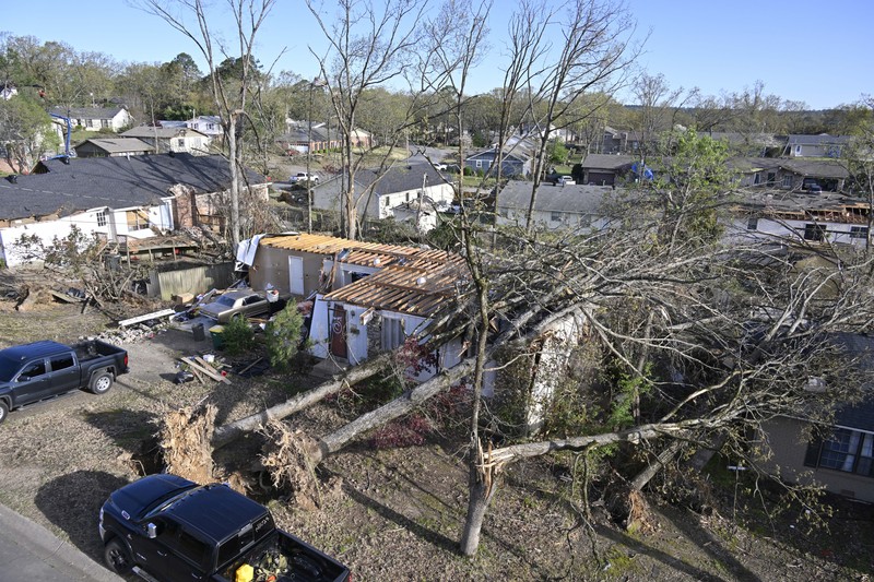 Pemandangan kerusakan saat warga membersihkan setelah tornado dahsyat di Little Rock, Arkansas, Amerika Serikat pada 1 April 2023. Gubernur Sarah Huckabee Sanders menyurvei area yang rusak. Pemandangan kerusakan saat warga membersihkan setelah tornado dahsyat di Little Rock, Arkansas, Amerika Serikat pada 1 April 2023. Gubernur Sarah Huckabee Sanders menyurvei area yang rusak. (Peter Zay/Anadolu Agency via Getty Images)