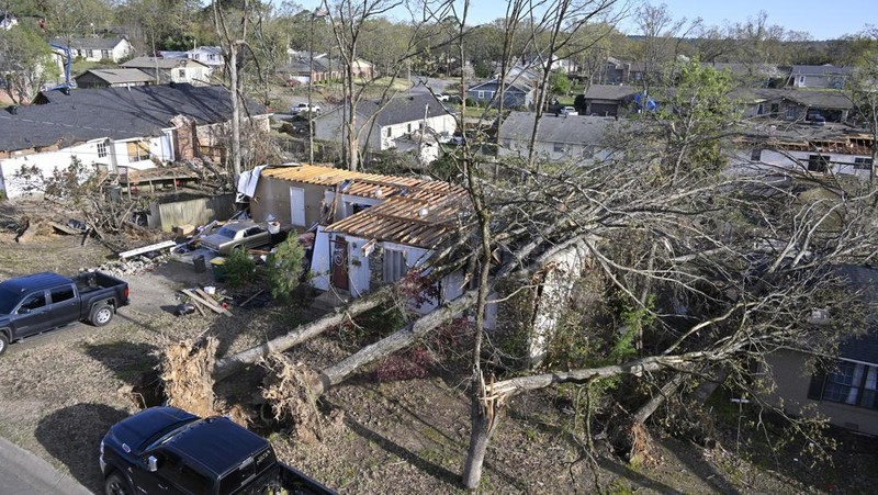 Pemandangan kerusakan saat warga membersihkan setelah tornado dahsyat di Little Rock, Arkansas, Amerika Serikat pada 1 April 2023. Gubernur Sarah Huckabee Sanders menyurvei area yang rusak. (Peter Zay/Anadolu Agency via Getty Images)