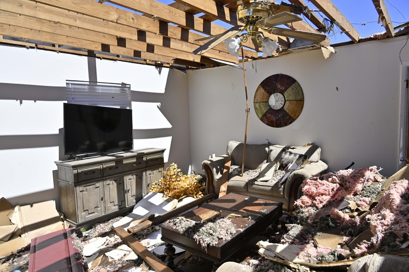 Pemandangan kerusakan saat warga membersihkan setelah tornado dahsyat di Little Rock, Arkansas, Amerika Serikat pada 1 April 2023. Gubernur Sarah Huckabee Sanders menyurvei area yang rusak. Pemandangan kerusakan saat warga membersihkan setelah tornado dahsyat di Little Rock, Arkansas, Amerika Serikat pada 1 April 2023. Gubernur Sarah Huckabee Sanders menyurvei area yang rusak. (Peter Zay/Anadolu Agency via Getty Images)