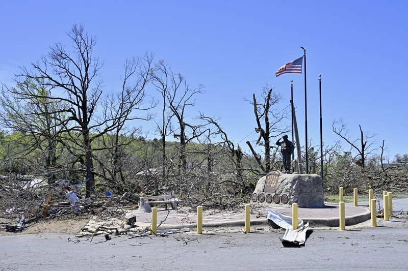Pemandangan kerusakan saat warga membersihkan setelah tornado dahsyat di Little Rock, Arkansas, Amerika Serikat pada 1 April 2023. Gubernur Sarah Huckabee Sanders menyurvei area yang rusak. Pemandangan kerusakan saat warga membersihkan setelah tornado dahsyat di Little Rock, Arkansas, Amerika Serikat pada 1 April 2023. Gubernur Sarah Huckabee Sanders menyurvei area yang rusak. (Peter Zay/Anadolu Agency via Getty Images)