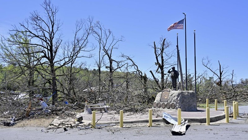 Pemandangan kerusakan saat warga membersihkan setelah tornado dahsyat di Little Rock, Arkansas, Amerika Serikat pada 1 April 2023. Gubernur Sarah Huckabee Sanders menyurvei area yang rusak. (Peter Zay/Anadolu Agency via Getty Images)