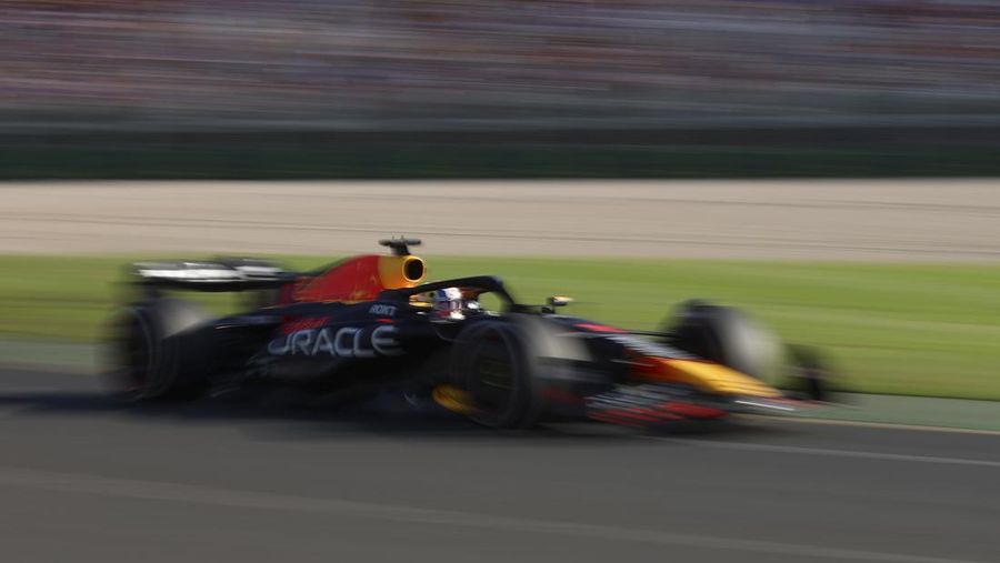 Pembalap Red Bull Max Verstappen dari Belanda balapan melalui tikungan selama Grand Prix Formula Satu Australia di Albert Park di Melbourne, Minggu, 2 April 2023. (AP/Asanka Brendon Ratnayake)