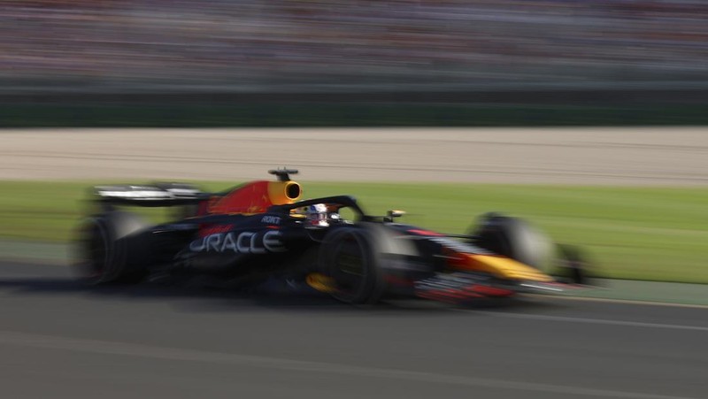 Pembalap Red Bull Max Verstappen dari Belanda balapan melalui tikungan selama Grand Prix Formula Satu Australia di Albert Park di Melbourne, Minggu, 2 April 2023. (AP/Asanka Brendon Ratnayake)