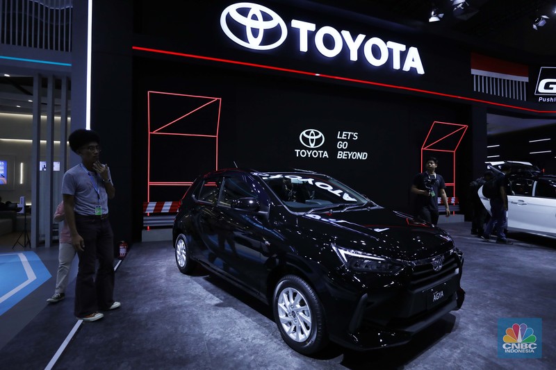 Pengunjung melihat All New Agya dan Agya GR Sport di ajang Gaikindo Jakarta Auto Show (JAW), Jumat (10/3/2023). (CNBC Indonesia/Tri Susilo) Pengunjung melihat All New Agya dan Agya GR Sport di ajang Gaikindo Jakarta Auto Show (JAW), Jumat (10/3/2023). (CNBC Indonesia/Tri Susilo)