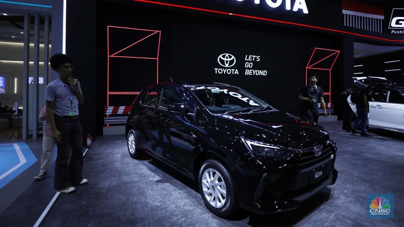 Pengunjung melihat All New Agya dan Agya GR Sport di ajang Gaikindo Jakarta Auto Show (JAW), Jumat (10/3/2023). (CNBC Indonesia/Tri Susilo)