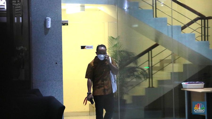 Plh Ditjen Minerba Idris Sihite mendatangi Gedung KPK, Kuningan, Jakarta, Senin (3/4/2023). (CNBC Indonesia/Muhammad Sabki)