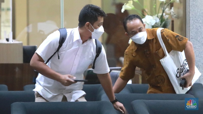 Plh Ditjen Minerba Idris Sihite mendatangi Gedung KPK, Kuningan, Jakarta, Senin (3/4/2023). Plh Ditjen Minerba Idris Sihite mendatangi Gedung KPK, Kuningan, Jakarta, Senin (3/4/2023). (CNBC Indonesia/Muhammad Sabki)