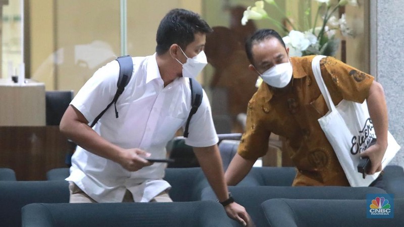 Plh Ditjen Minerba Idris Sihite mendatangi Gedung KPK, Kuningan, Jakarta, Senin (3/4/2023). (CNBC Indonesia/Muhammad Sabki)